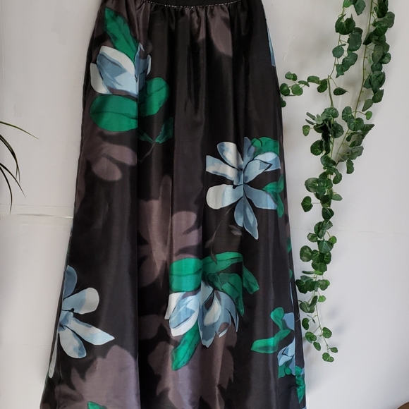 - Lord &Taylor  Maxi Skirt - Picture 5 of 8